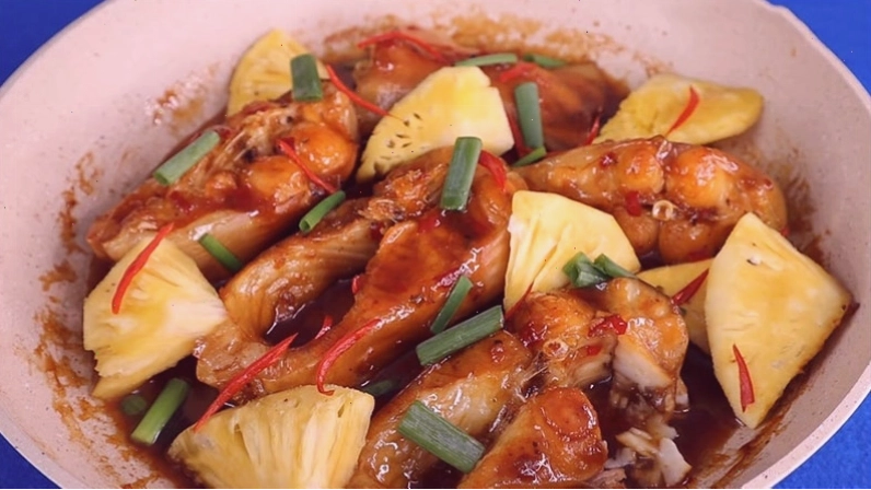 Cá basa kho dứa mang hương vị chua ngọt lạ miệng