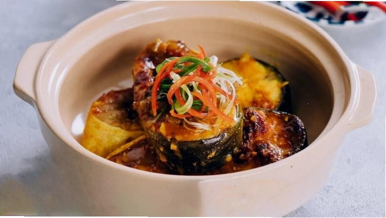 Cá basa kho nghệ với màu sắc vàng đẹp mắt