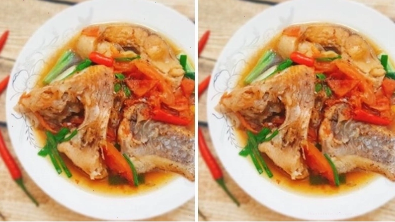 Cá diêu hồng kho cà chua đang được kho trên bếp