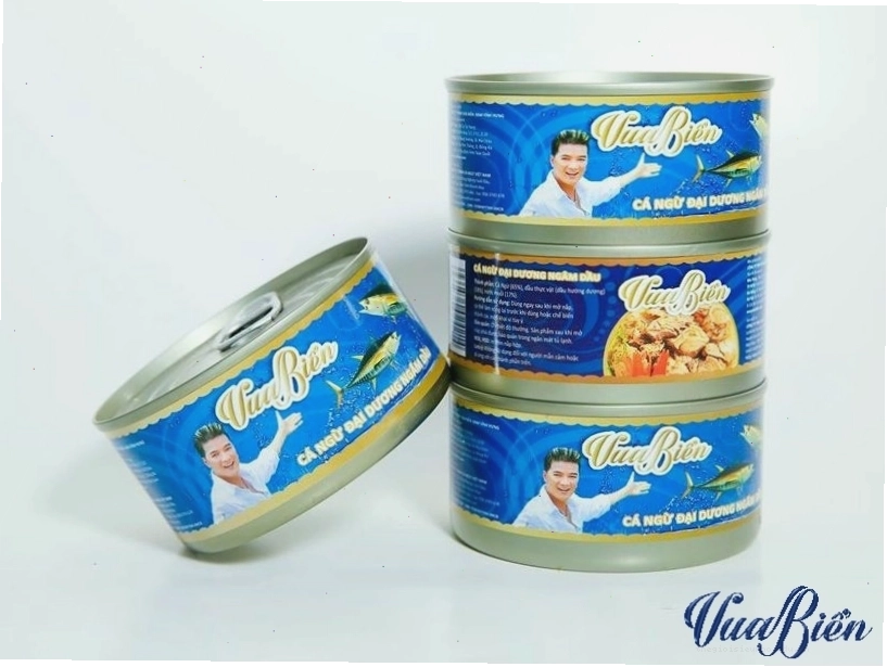 Cá ngừ ngâm dầu nguyên con trong hộp thiếc, nổi bật với màu sắc hấp dẫn