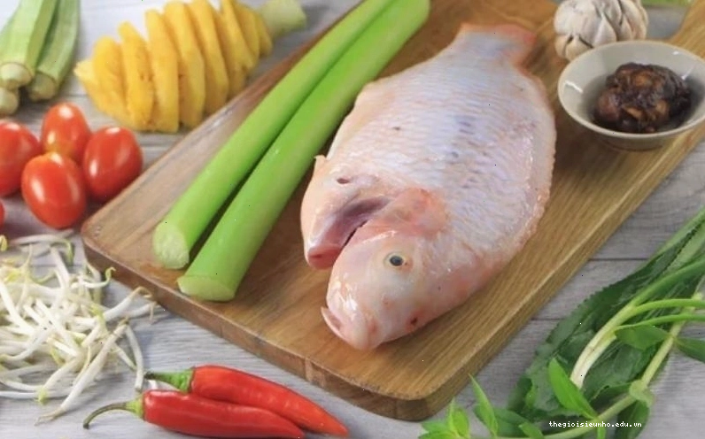 Các nguyên liệu tươi ngon chuẩn bị cho món canh chua cá diêu hồng
