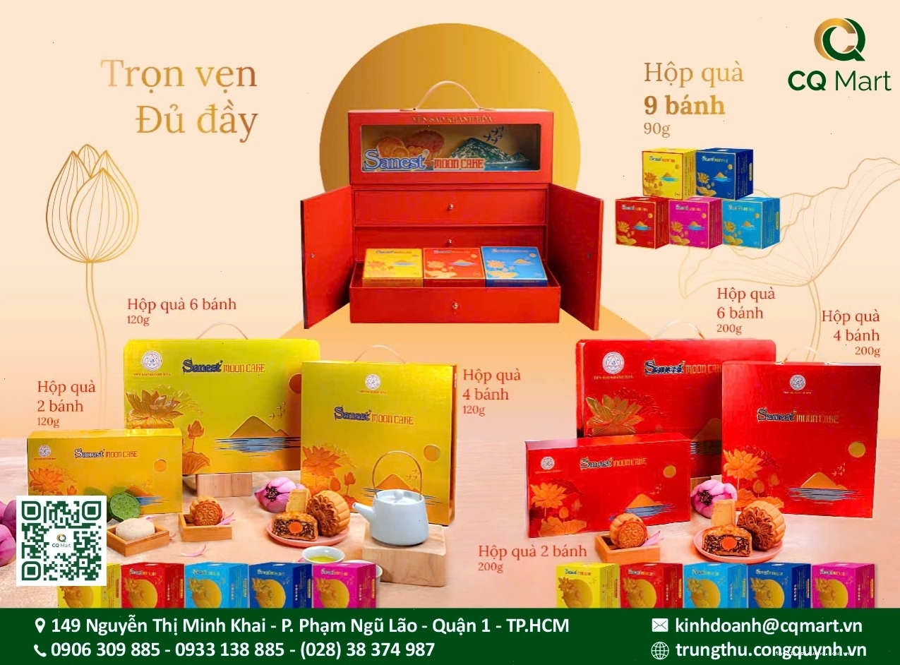 Cận cảnh chiếc bánh trung thu yến sào với lớp vỏ ngoài vàng óng