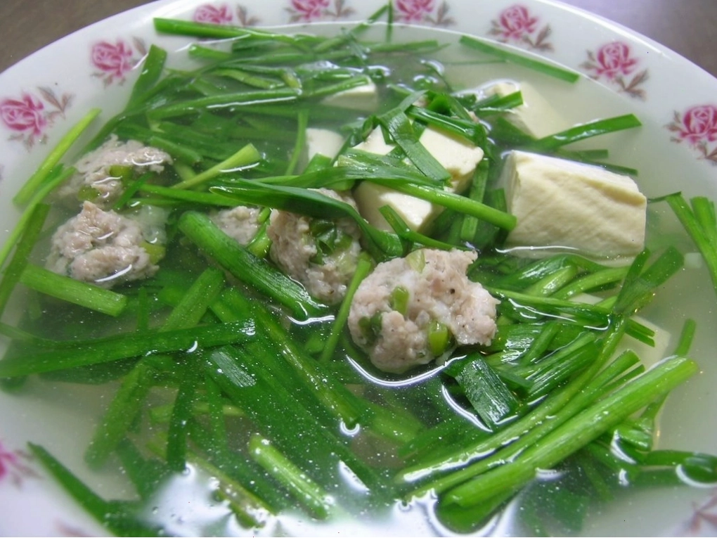 Canh hẹ đậu hũ thành phẩm có màu xanh mướt và hương vị thanh mát
