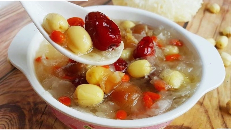 Canh nấm tuyết táo đỏ bổ huyết an thần