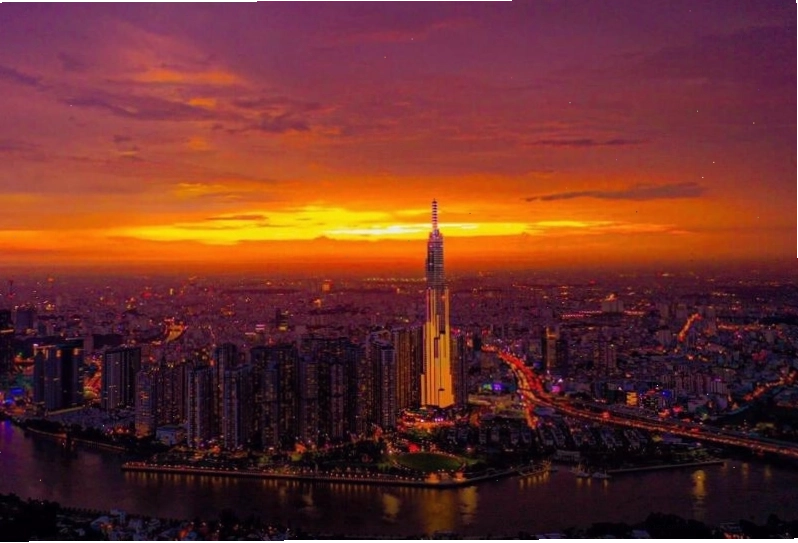 Cảnh núi non hùng vĩ trong ánh hoàng hôn, tạo nên vẻ đẹp tráng lệ