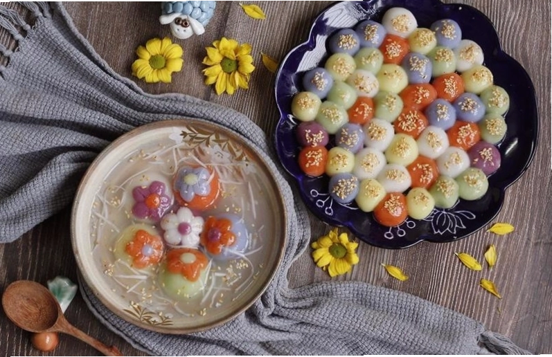 Cảnh núi non hùng vĩ với sương mù bao phủ, tạo cảm giác huyền bí và bao la