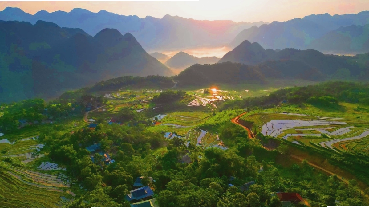 Cảnh quan Pù Luông với những ngôi nhà sàn truyền thống