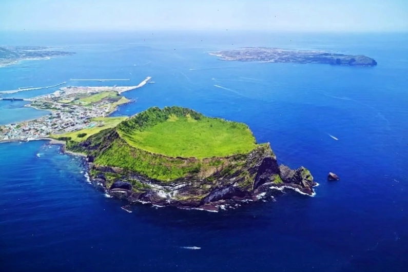Cảnh quan thiên nhiên tươi đẹp trên đảo Jeju với những ngọn đồi xanh mướt