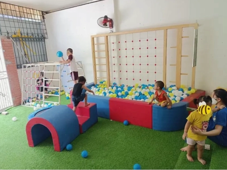 Cảnh quan thiên nhiên tươi đẹp với núi, sông và cây cỏ