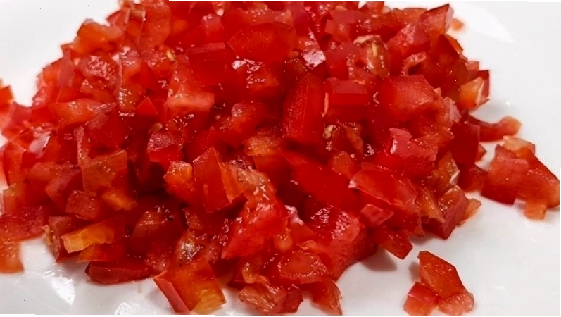 Cắt nhỏ cà chua để làm sốt mì Ý