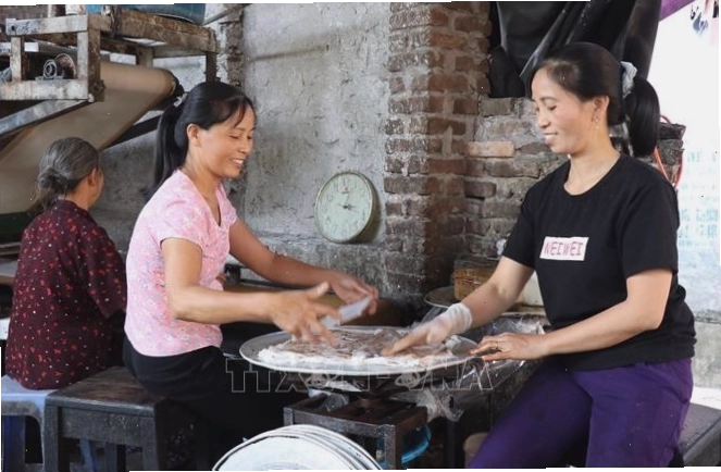 Chả giò ăn kèm với bánh cuốn Mão Điền