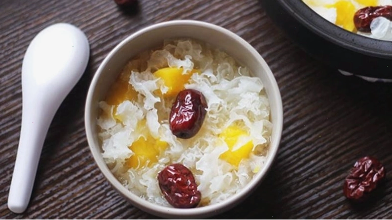 Chè nấm tuyết đu đủ với màu sắc bắt mắt và hương vị hấp dẫn