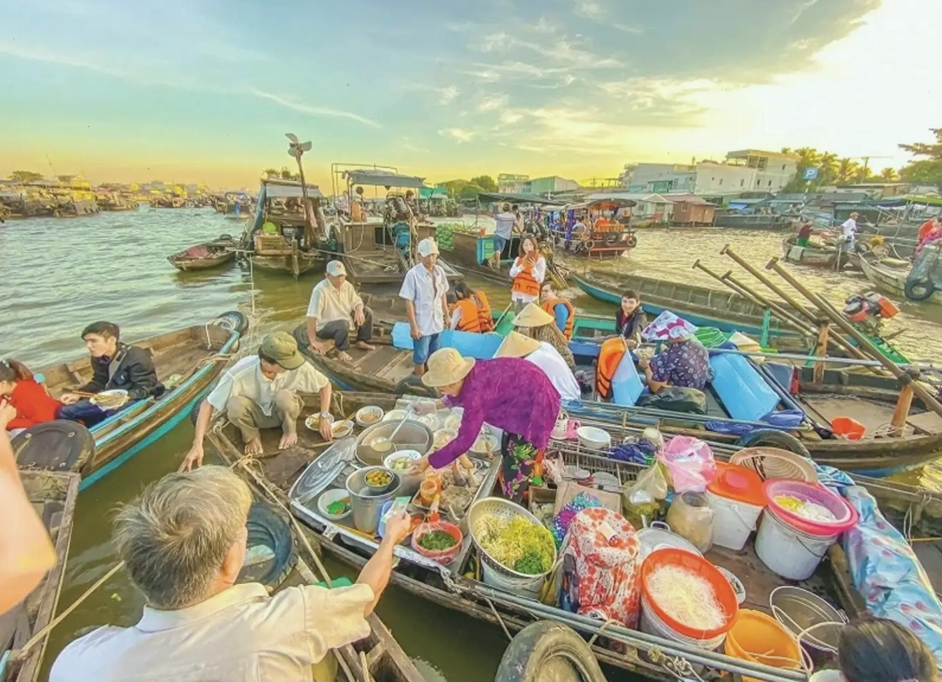 Chợ nổi Cái Răng tấp nập thuyền bè
