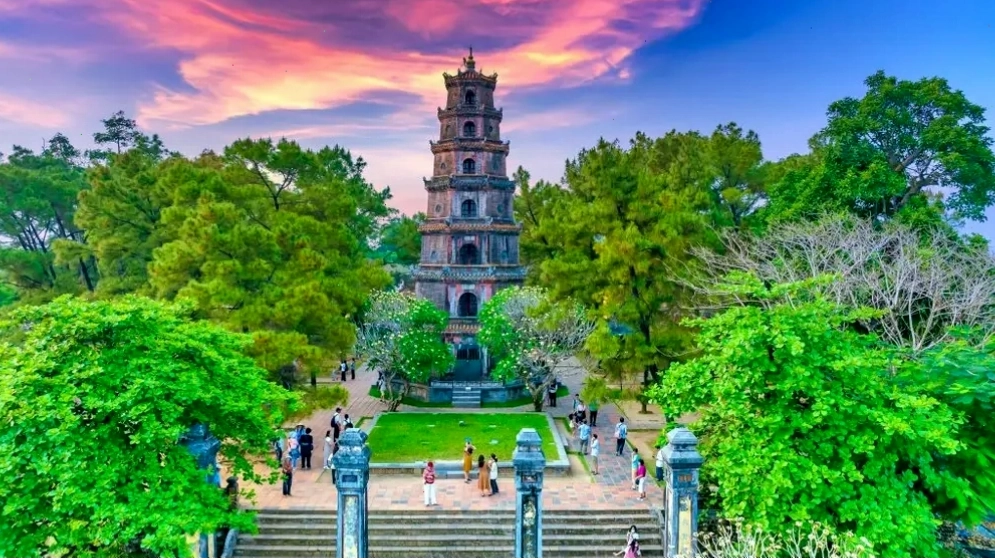 Chùa Thiên Mụ nhìn từ xa với tháp Phước Duyên uy nghiêm