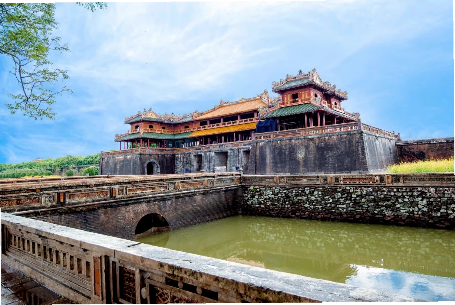 Cố đô Huế lưu giữ vẻ đẹp vàng son giữa lòng miền Trung.