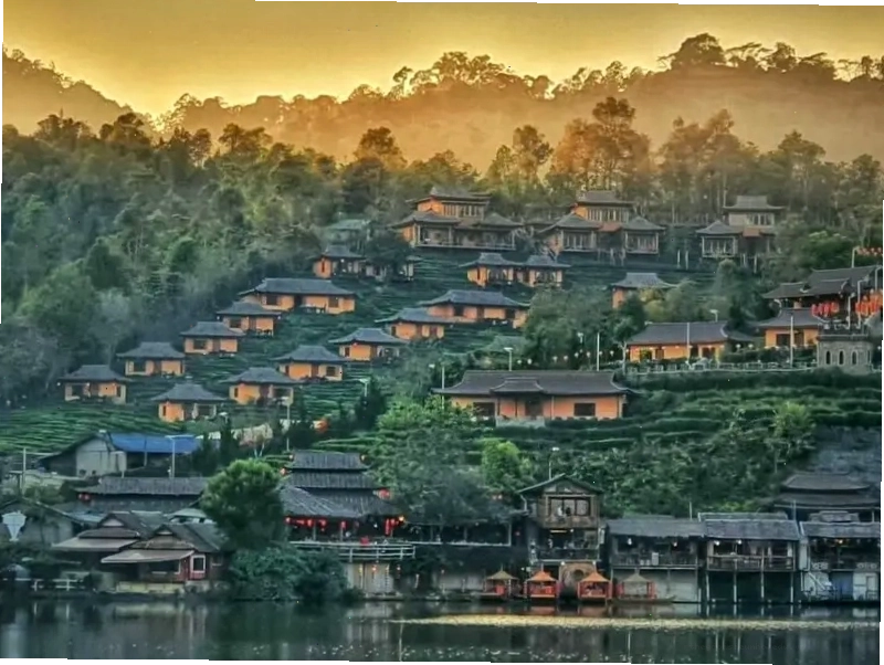 Cổ trấn Ban Rak Thai yên bình giữa đồi chè xanh mướt