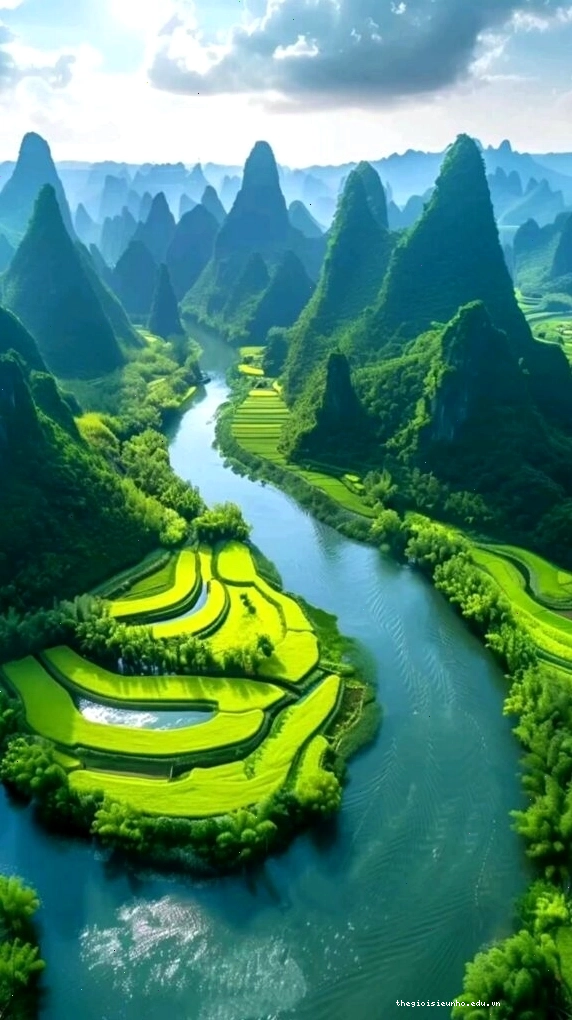 Con sông xanh ngọc quanh núi đá hùng vĩ