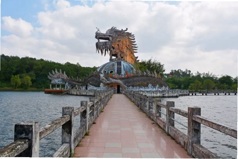 Công viên Thủy Tiên hoang tàn tạo nên vẻ đẹp bí ẩn