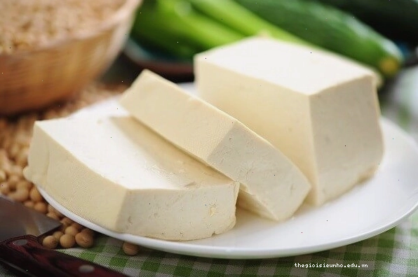 Đậu hũ non là nguyên liệu chính không thể thiếu trong món canh hẹ đậu hũ