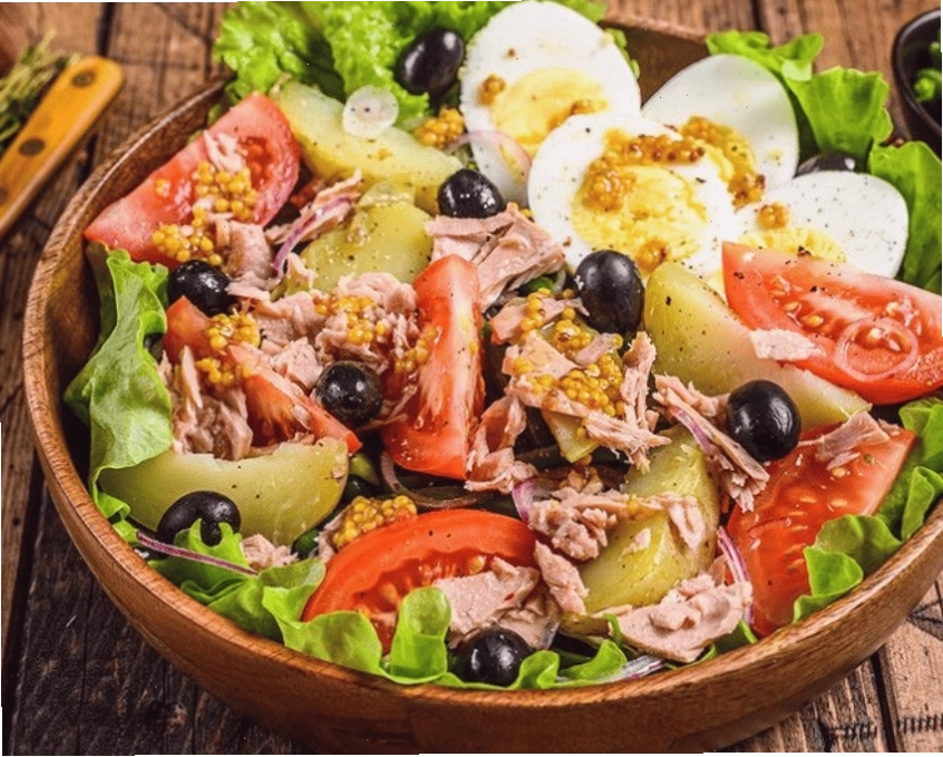 Đĩa salad cá ngừ ngâm dầu đầy màu sắc với các loại rau củ tươi ngon
