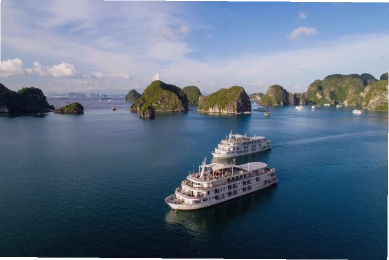 Du thuyền sang trọng neo đậu giữa Vịnh Hạ Long với khung cảnh triệu hòn đảo đá vôi trùng điệp