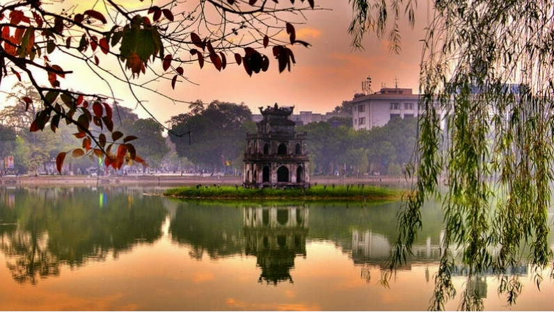 Du thuyền trên dòng sông Tràng An thơ mộng