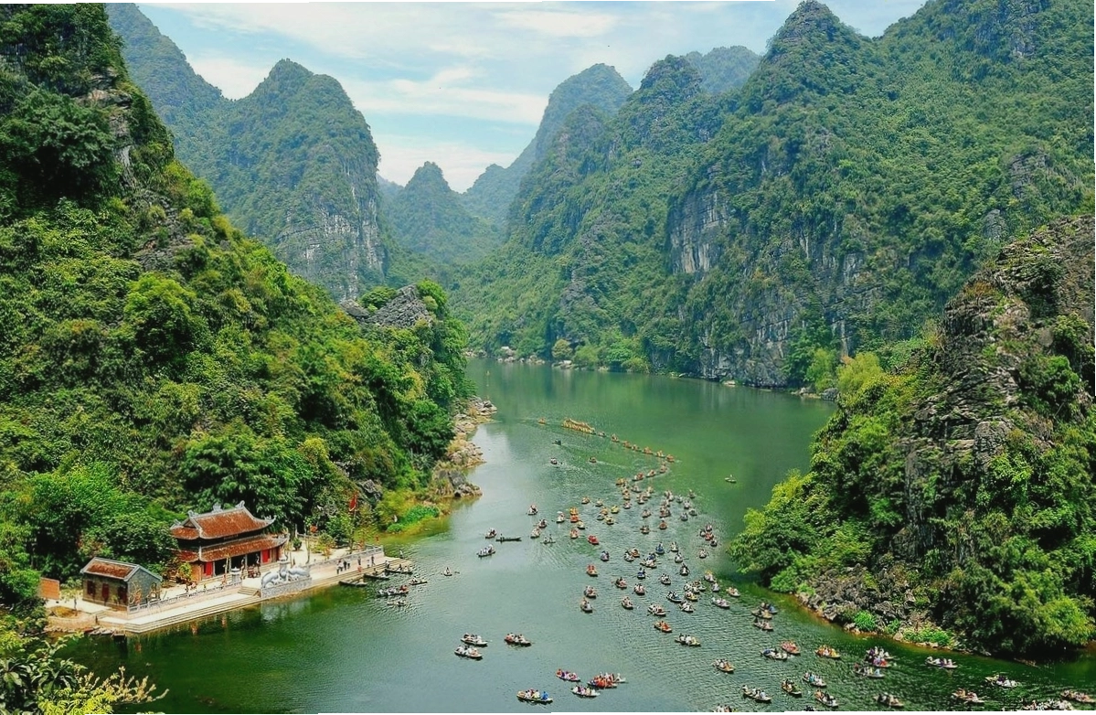 Du thuyền trên sông khám phá Tràng An Ninh Bình