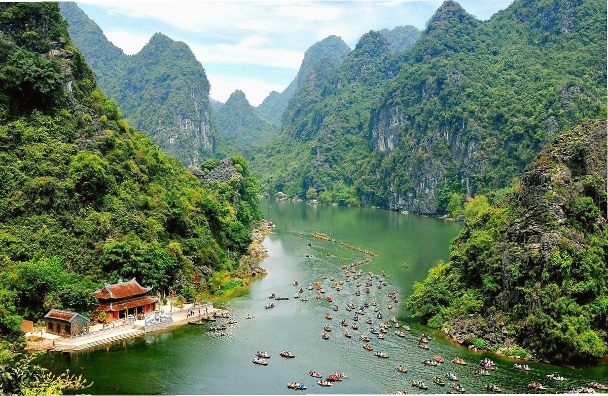 Du thuyền trên sông nước Tràng An Ninh Bình