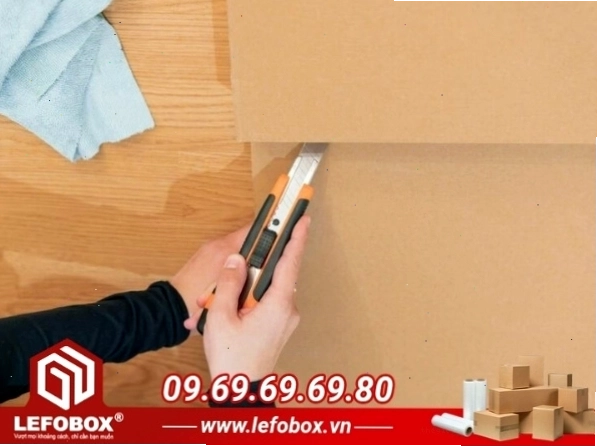 Dùng dao rọc giấy cắt tấm bìa theo bản vẽ