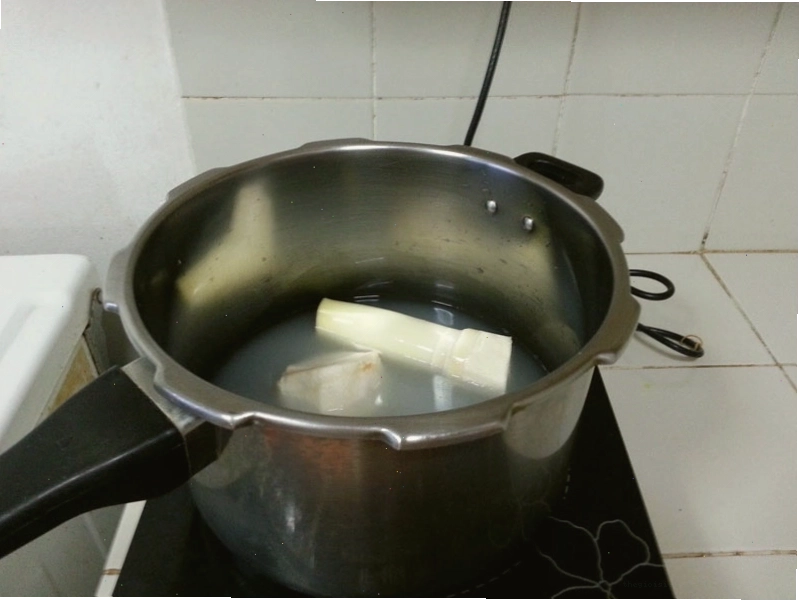 Dùng lá rau ngót để sơ chế măng tươi