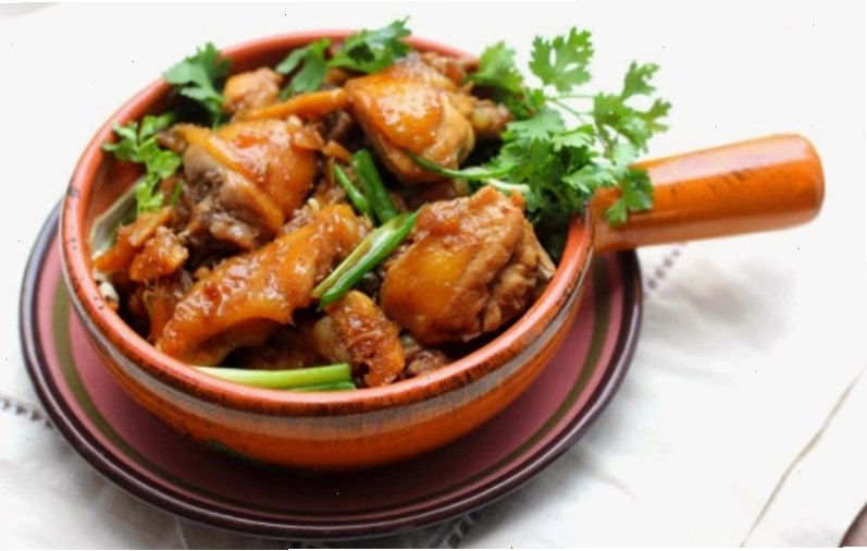 Gà kho chao với hương vị béo thơm đặc trưng