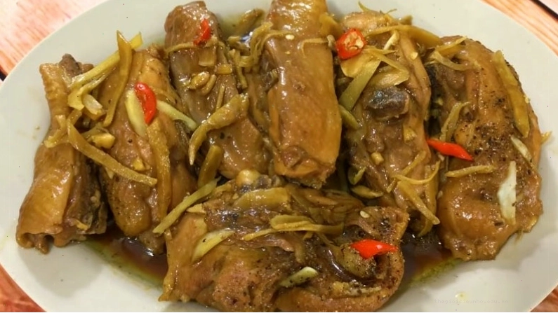 Gà kho gừng với hương vị ấm nồng và thơm cay đặc trưng
