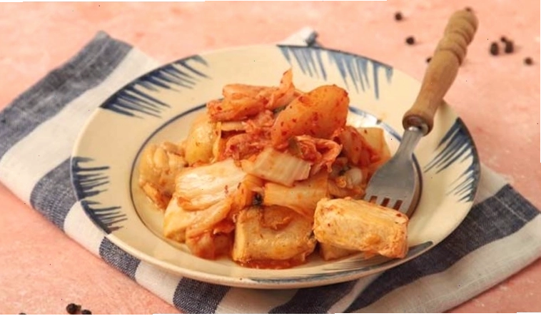 Gà kho kim chi với vị cay nồng đặc trưng