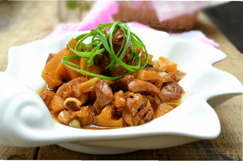 Gà kho măng với vị chua ngọt hài hòa