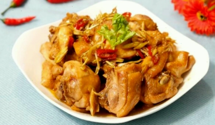 Gà kho nghệ với màu vàng tươi sáng và hương vị đặc trưng
