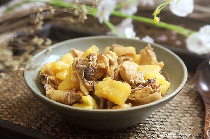 Gà kho thơm với vị chua ngọt hài hòa, giải ngán