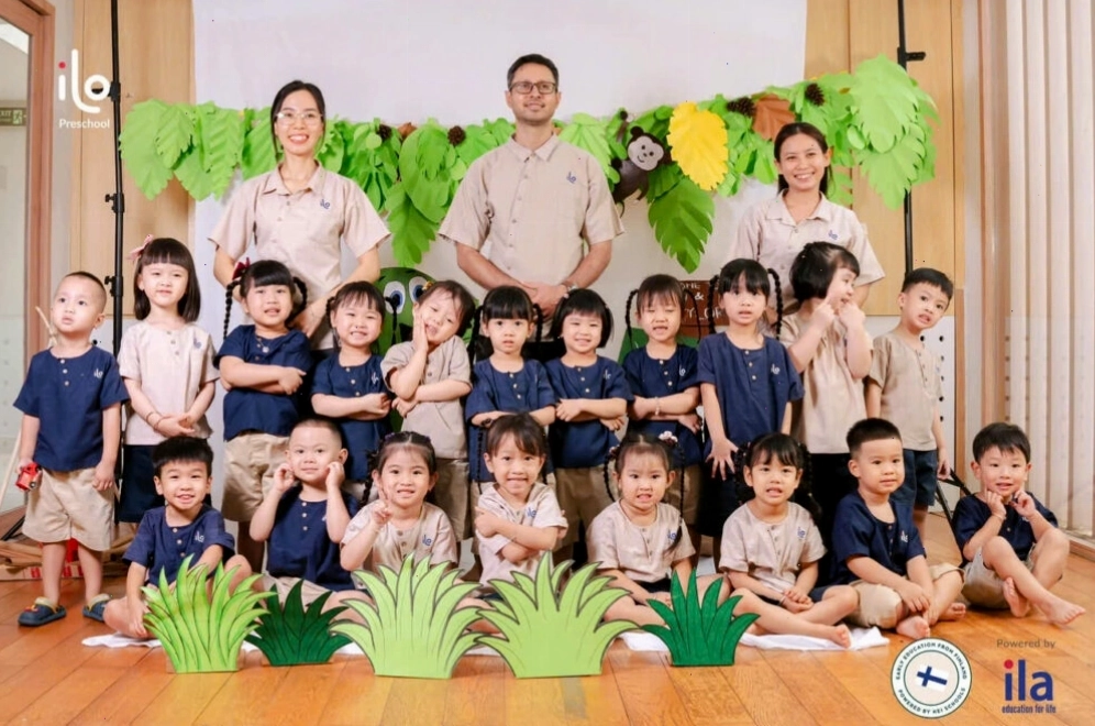 Góc thiên nhiên với cây xanh và hoa lá thu hút trẻ mầm non
