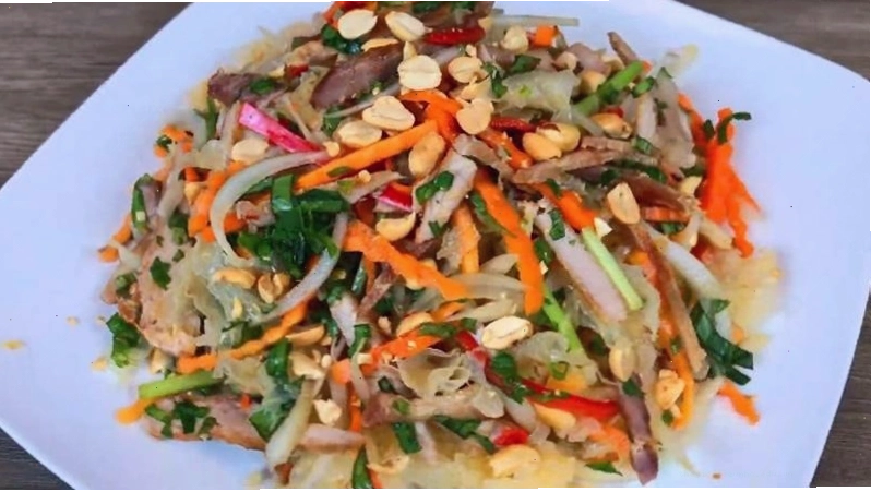 Gỏi nấm tuyết thịt heo kết hợp rau củ tươi ngon