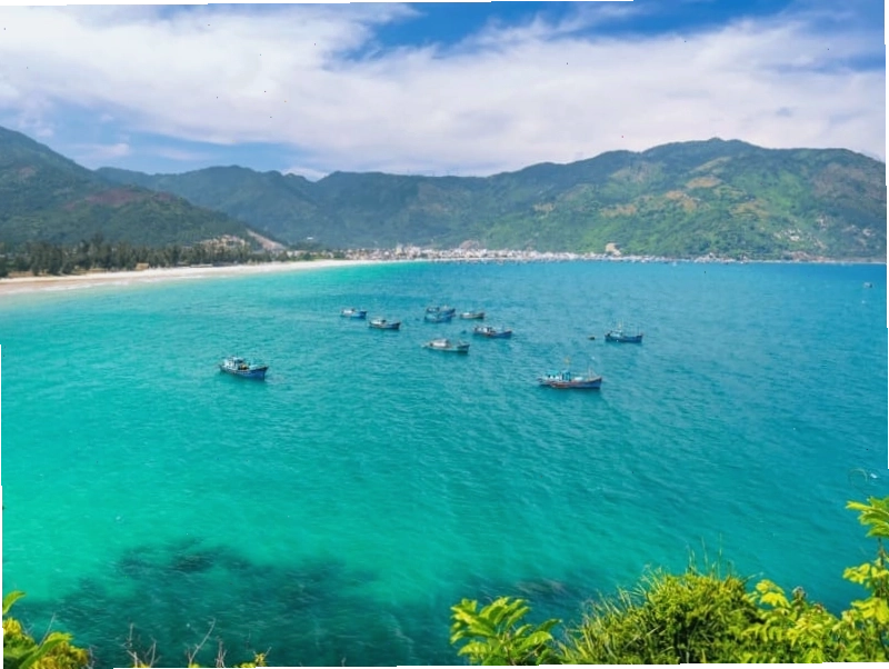 Hải đăng Gành Đèn và cảnh quan đá đỏ