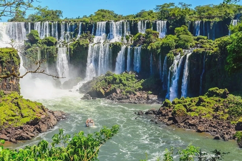 Hệ thống thác nước Iguazu hùng vĩ, đổ xuống tạo nên cầu vồng rực rỡ