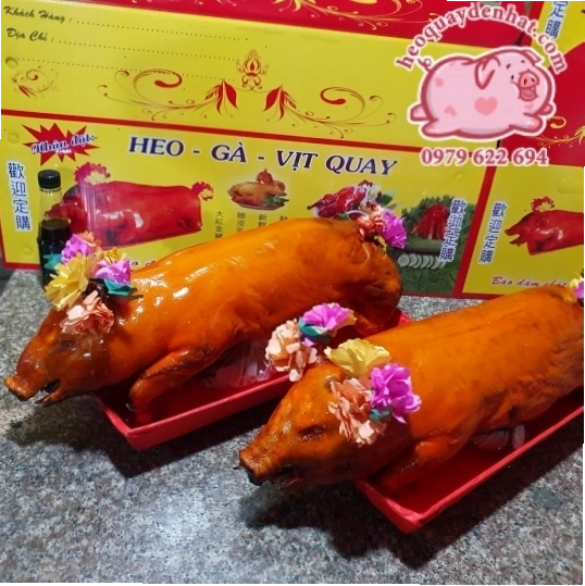 Heo sữa quay trên bếp than hồng