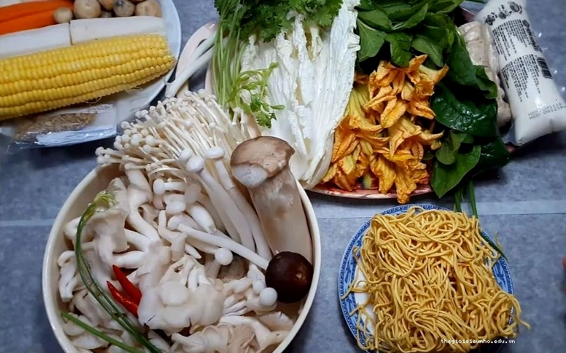 Hình ảnh các loại nguyên liệu tươi ngon cho món lẩu nấm chay