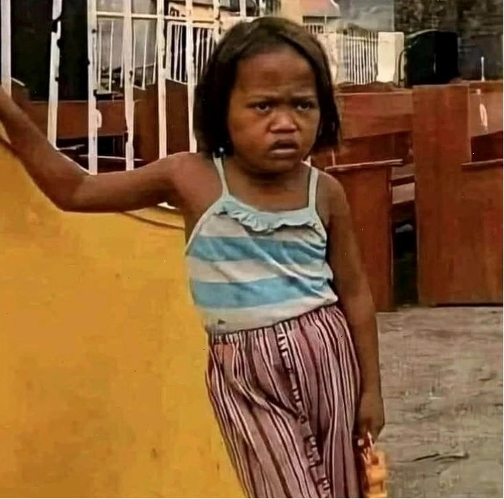 Hình ảnh meme người que đội mũ với biểu cảm ngơ ngác
