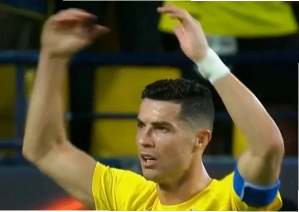 Hình ảnh meme Ronaldo "dỗi" cực dễ thương