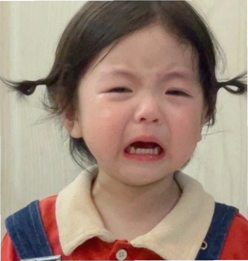 Hình ảnh một em bé đang nức nở, thích hợp làm meme buồn