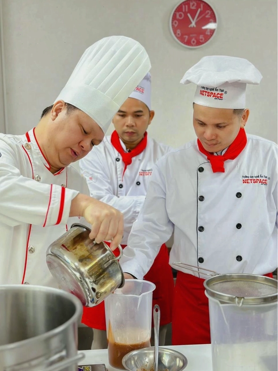 Khách hàng thưởng thức món ăn tại quán