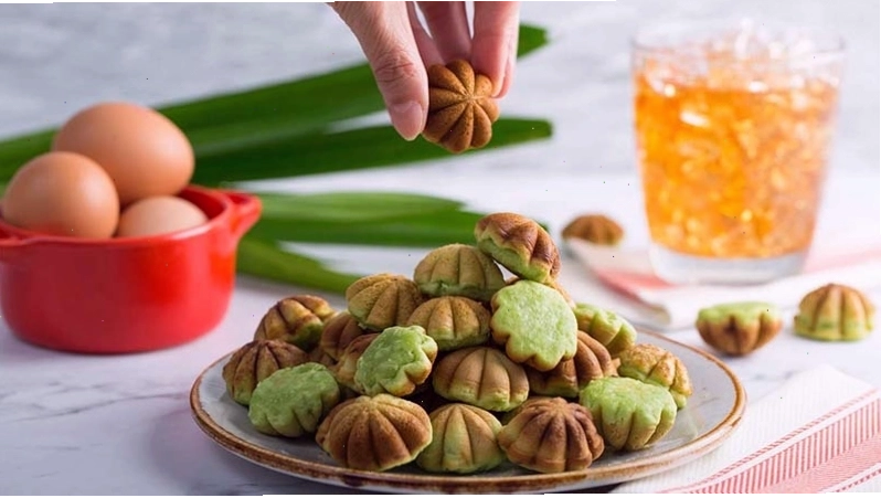 Khanom Tom Bai Toey – Bánh dừa lá dứa Thái Lan