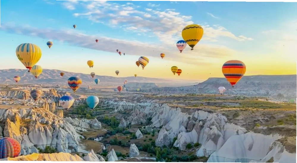 Khinh khí cầu bay trên thung lũng Cappadocia huyền ảo