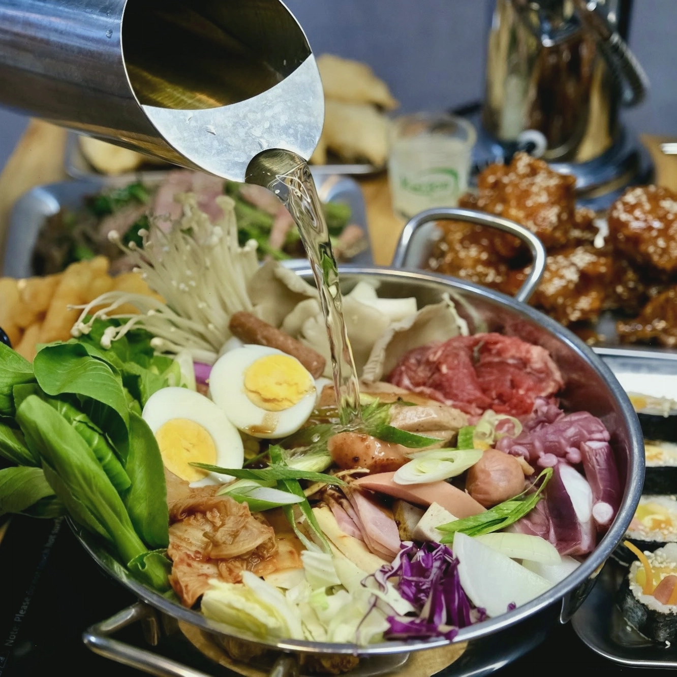 Không gian quán ăn vặt nhỏ ấm cúng và thu hút
