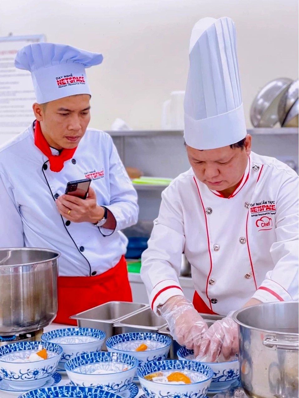 Không gian quán ăn vặt nhỏ được trang trí theo phong cách trẻ trung